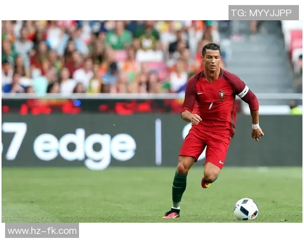 《足球场主队球星风采尽显球场中央 力量与荣耀的完美呈现》 《足球场主队球星风采尽显球场中央 力量与荣耀的完美呈现》