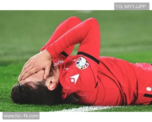 足球球星激情进场瞬间 展现全场焦点与荣耀时刻